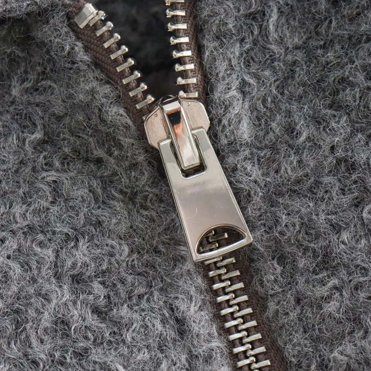 Graue Wolljacke im Utility-Style mit Taschen