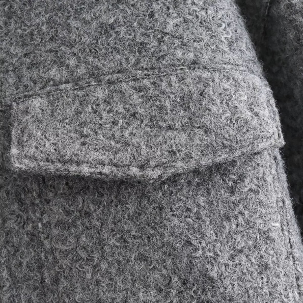 Graue Wolljacke im Utility-Style mit Taschen